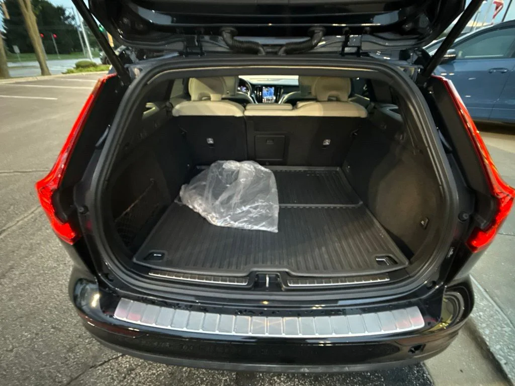 Used 2024 Onyx Black Metallic Volvo Ultimate image 24