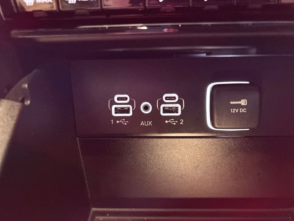 Used 2025 Velvet Jeep Limited image 33