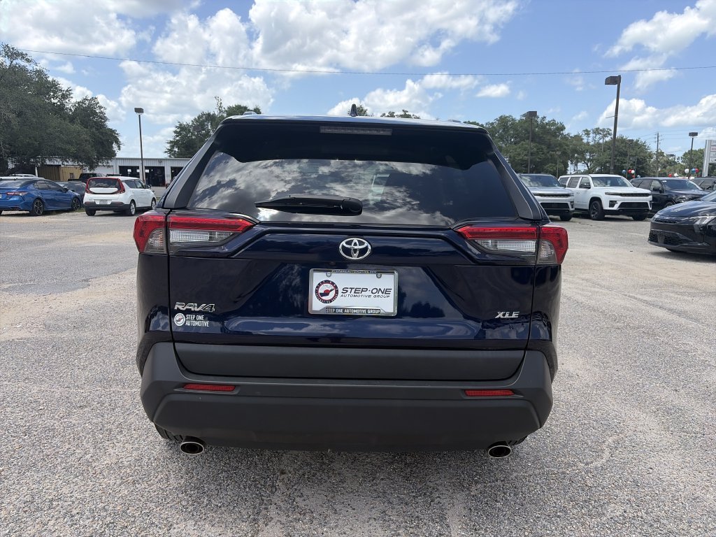 Used 2025  Toyota XLE image 5