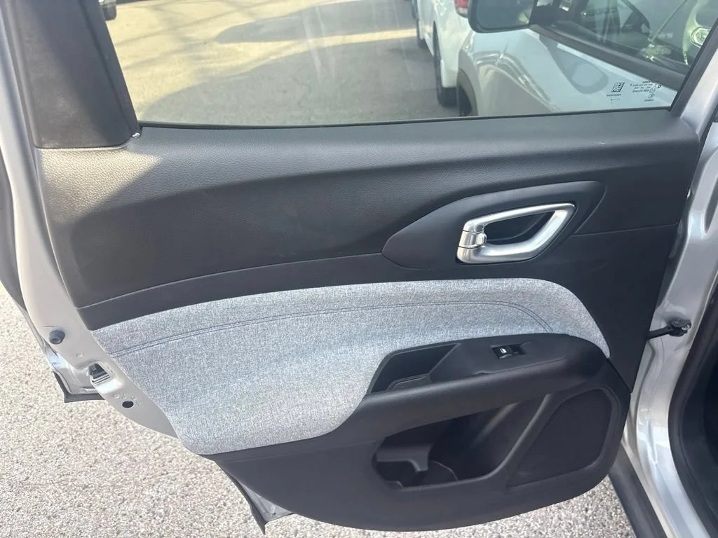 Used 2024 Silver Jeep Latitude image 25