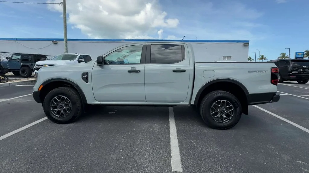 Used 2024 Green Ford XLT image 5