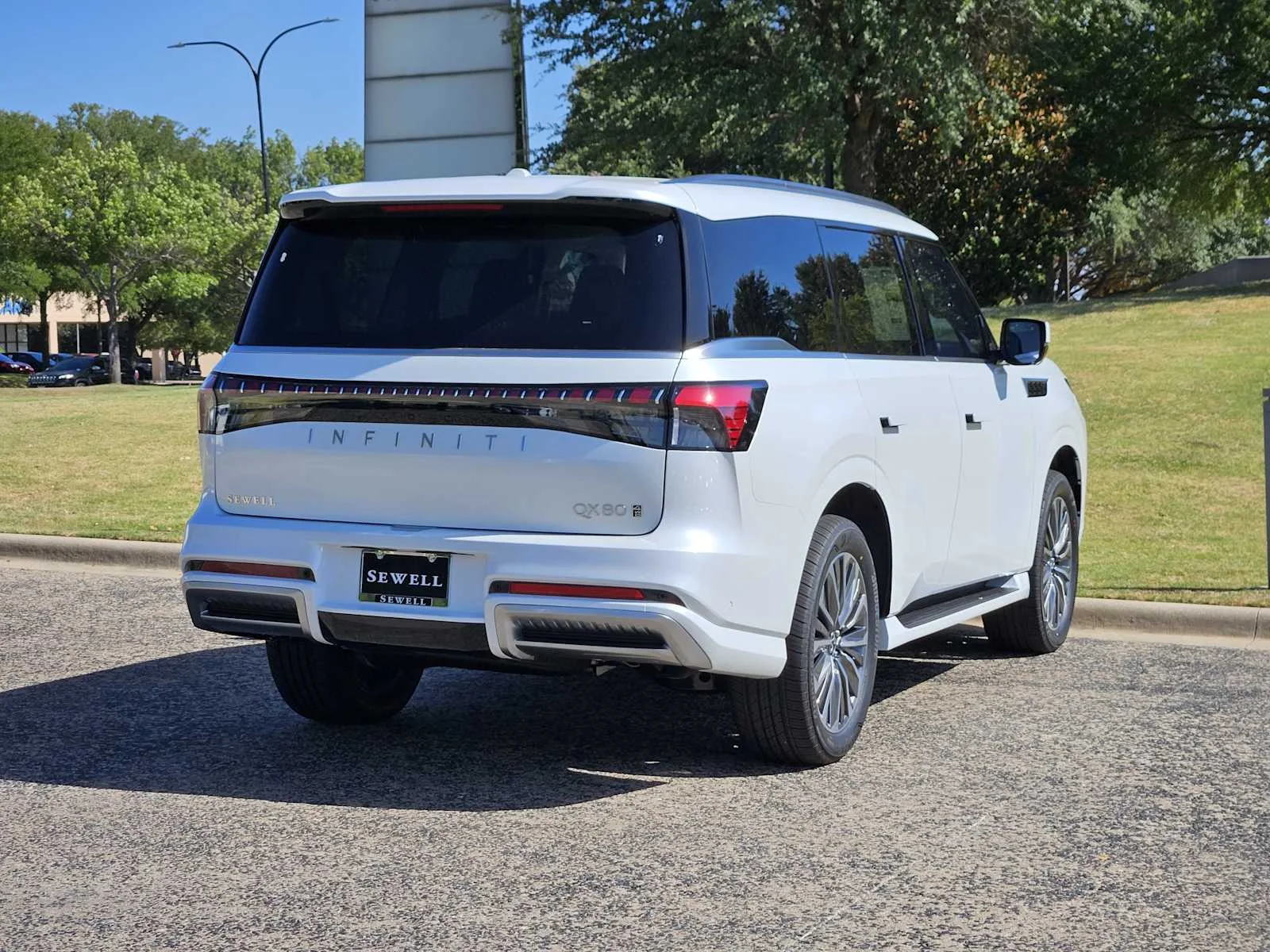 New 2027 RADIANT WHITE INFINITI Luxe 4WD image 4