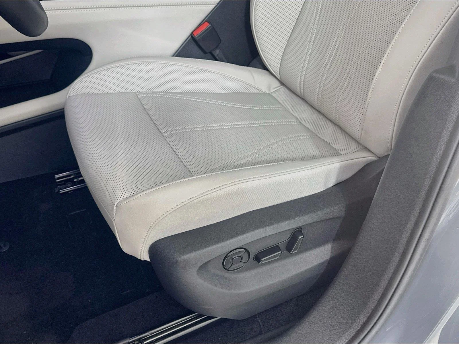 New 2027 Pure Gray Volkswagen SE w/Technology image 18
