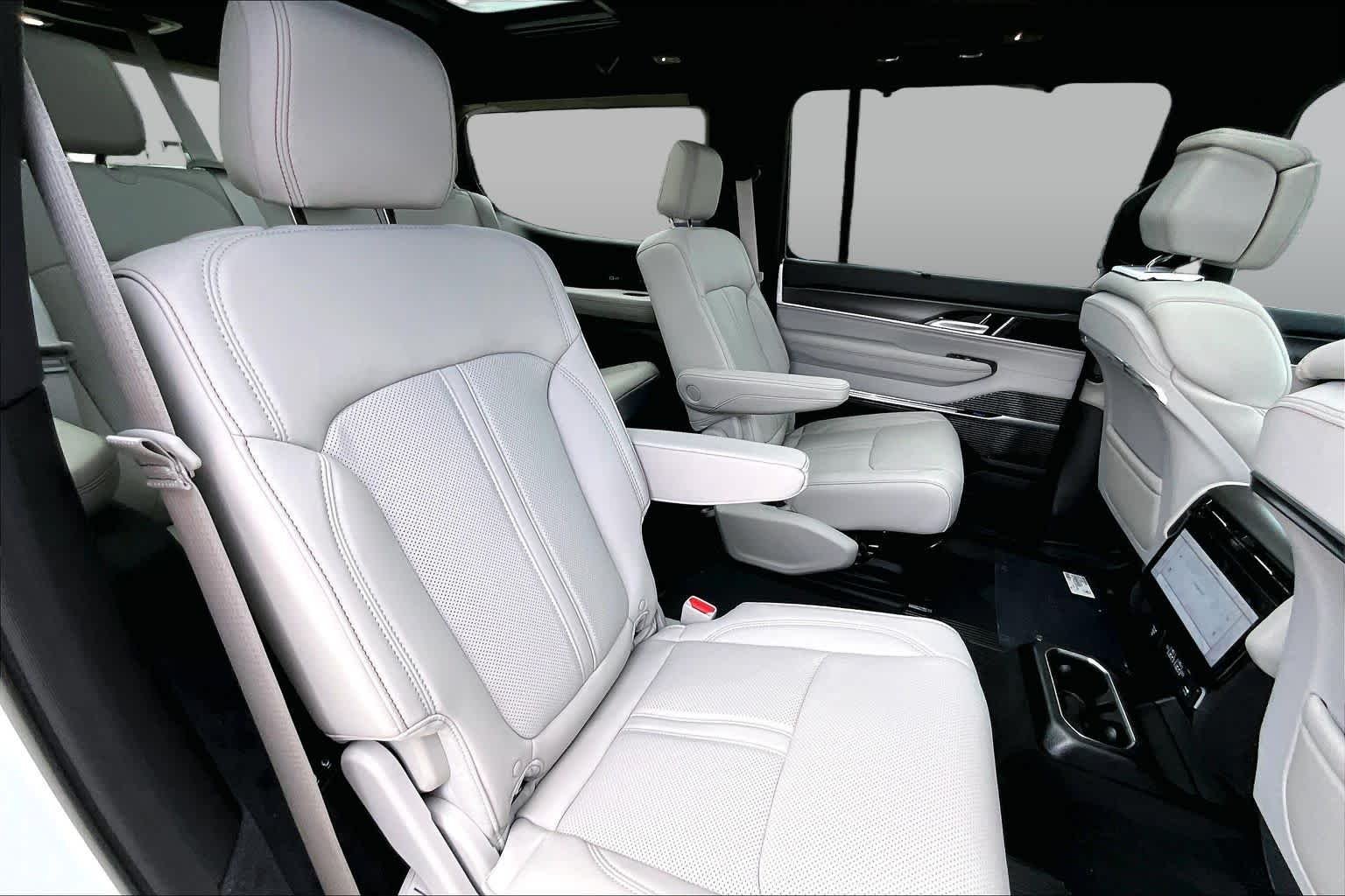 New 2026 Bright White Clear-Coat Exterior Paint Jeep Summit Obsidian image 22