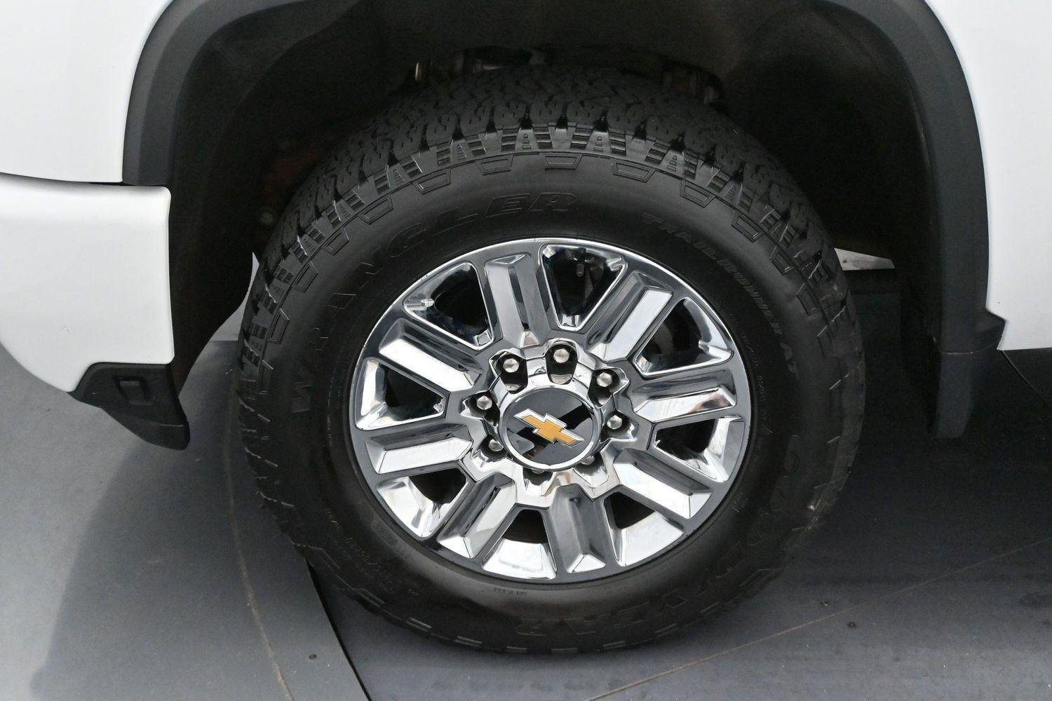 Used 2024 Summit White Chevrolet High Country image 31