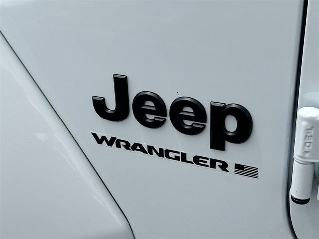 New 2025 Bright White Clear-Coat Exterior Paint Jeep Sahara image 17