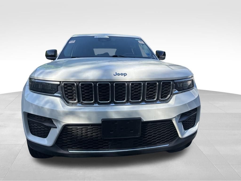 Used 2023 White Jeep Laredo image 4