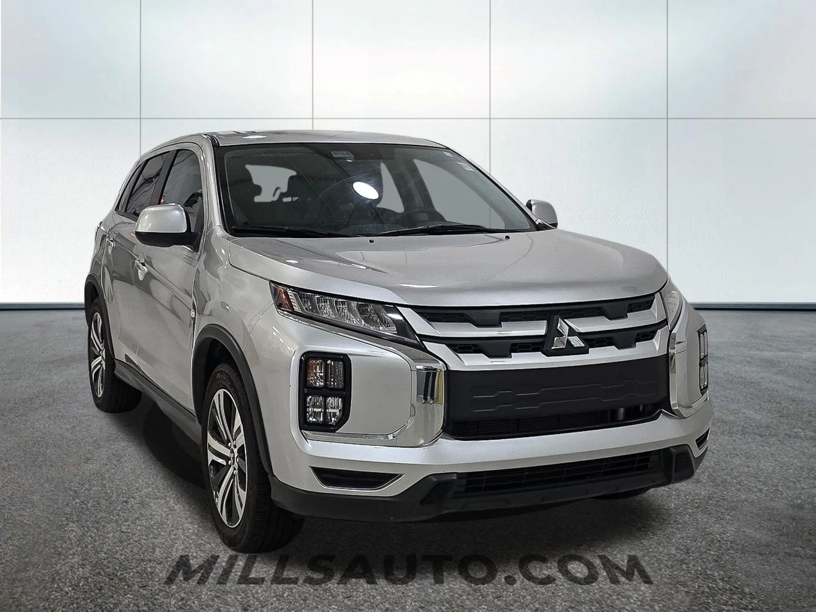 Used 2024  Mitsubishi  image 11