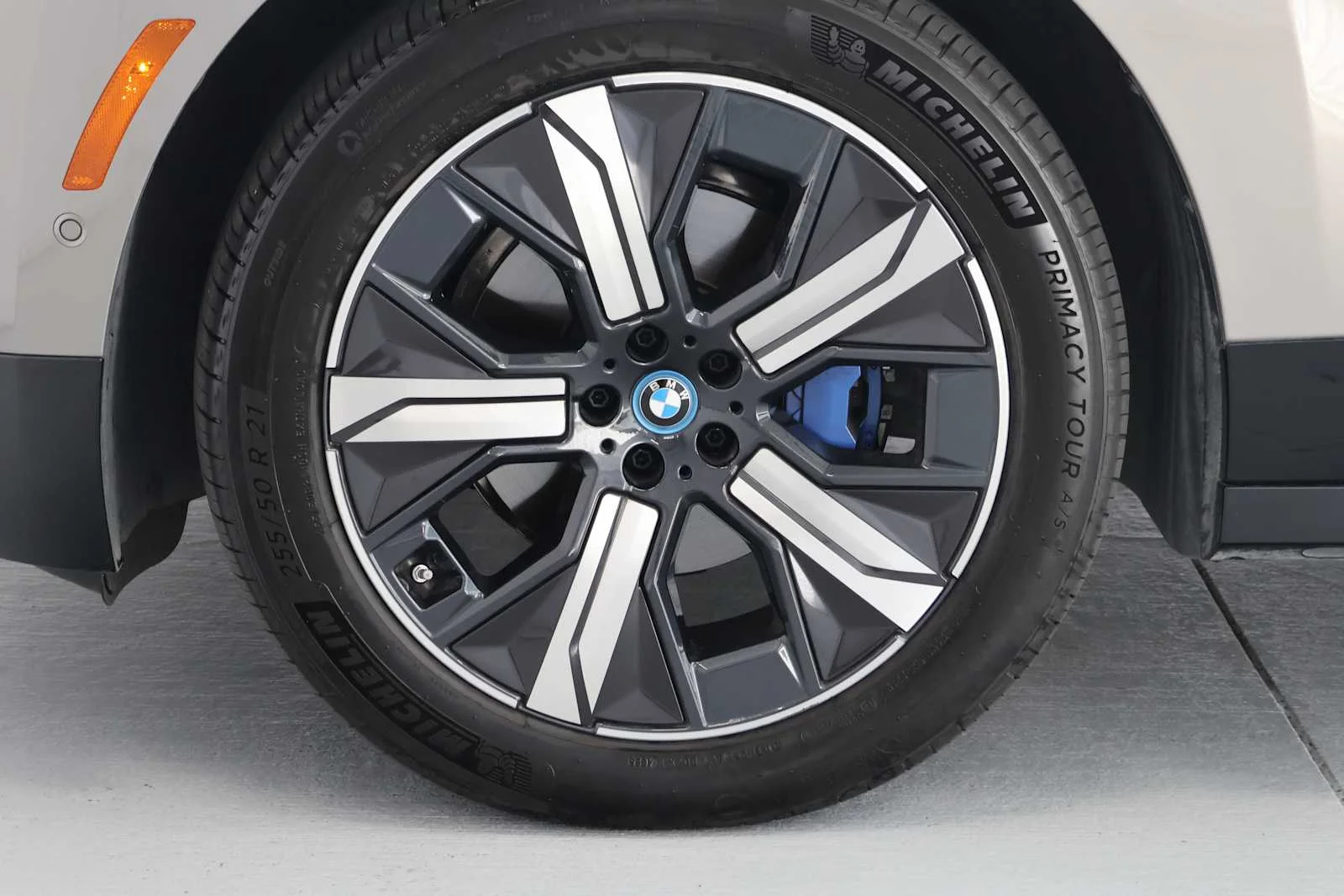 Certified Used 2024 Oxide Grey Metallic BMW xDrive50 image 9