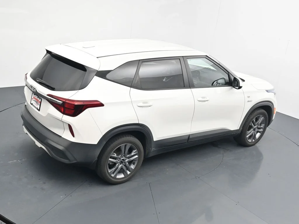Used 2022 White Kia LX image 27