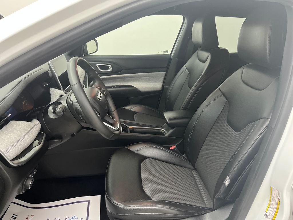 Used 2024 White Jeep Latitude image 12