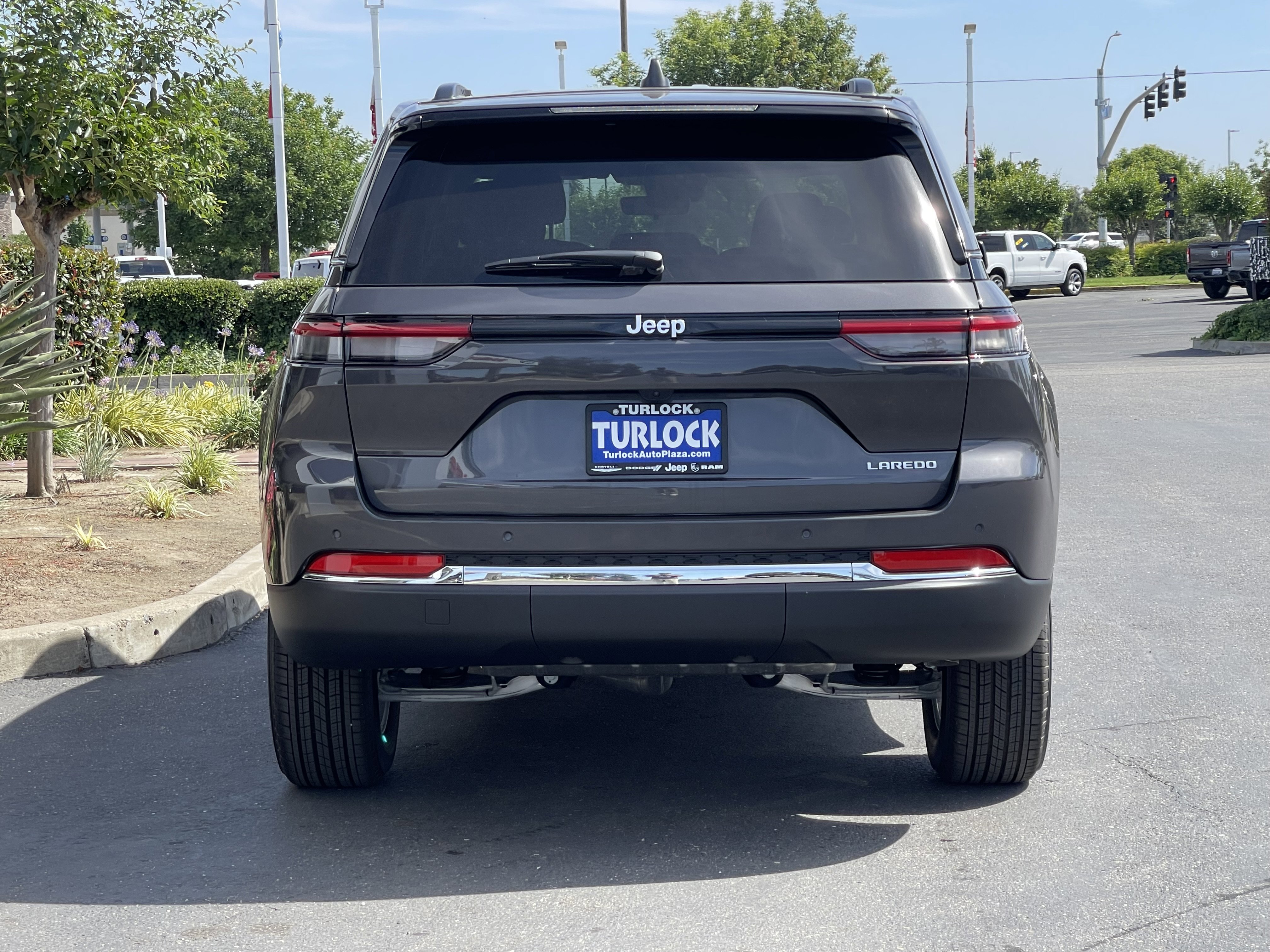 New 2026 Baltic Gray Metallic Clear-Coat Exterior Paint Jeep Laredo image 6