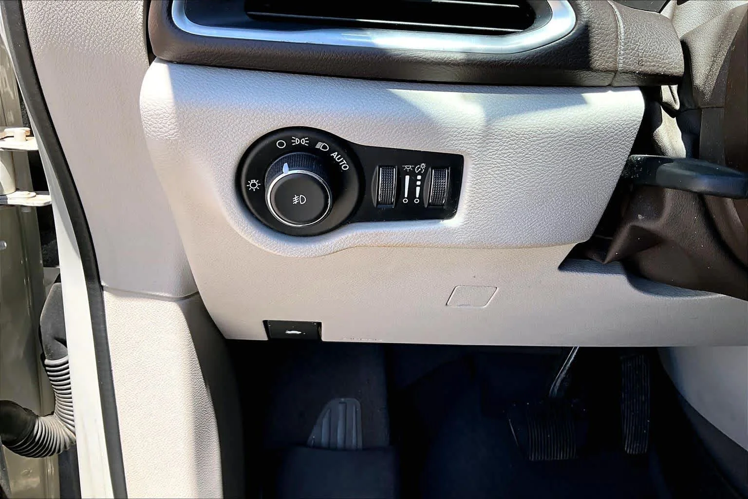Used 2017 Tusk White Chrysler Touring-L Plus image 32