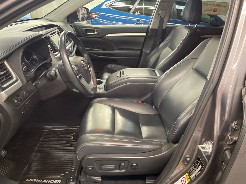 Used 2019 Gray Toyota XLE image 13