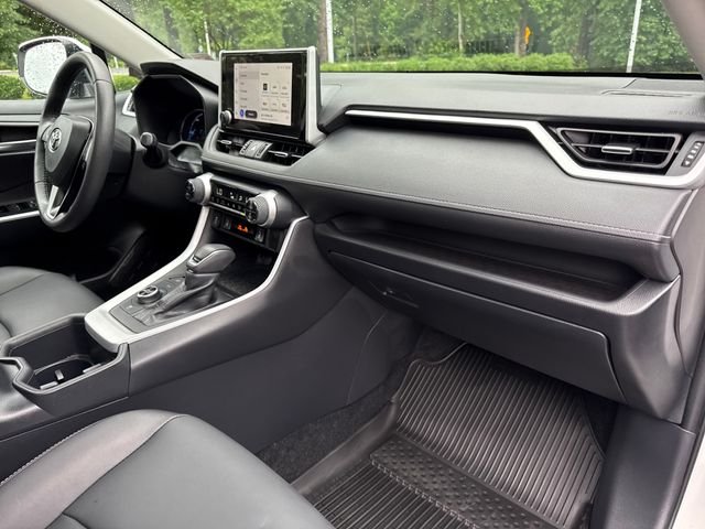 Used 2025 Beige Toyota XLE Premium image 27