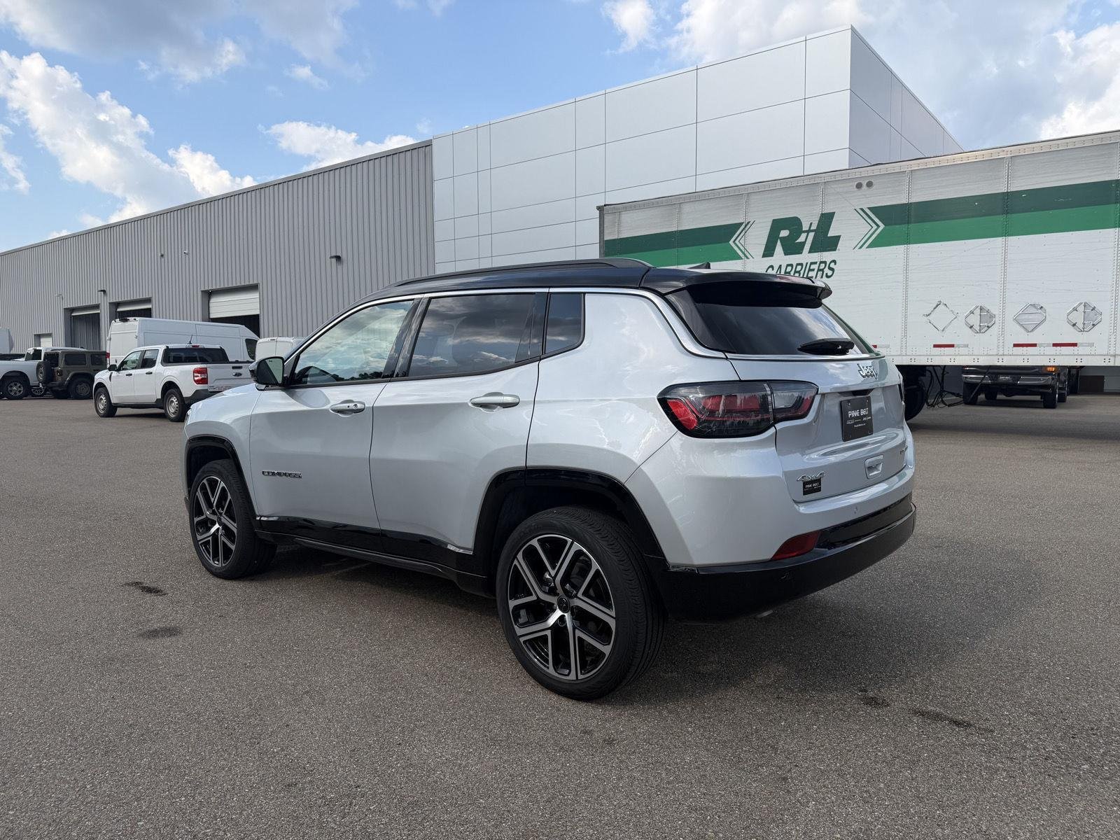 Used 2025 Silver Zynith Metallic Clearcoat Jeep Limited image 4