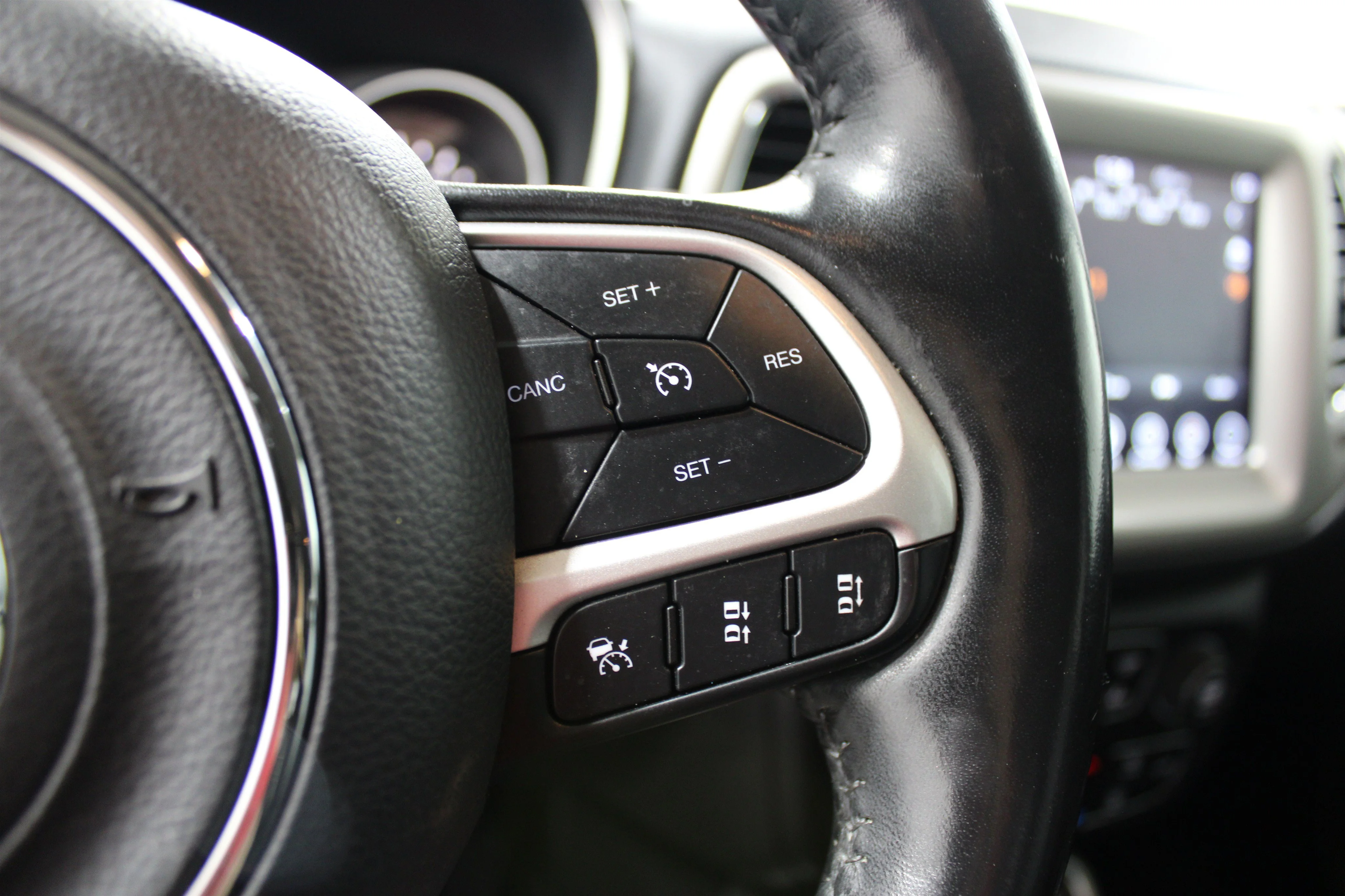 Used 2019 Pearl White Tri-Coat Jeep High Altitude image 11