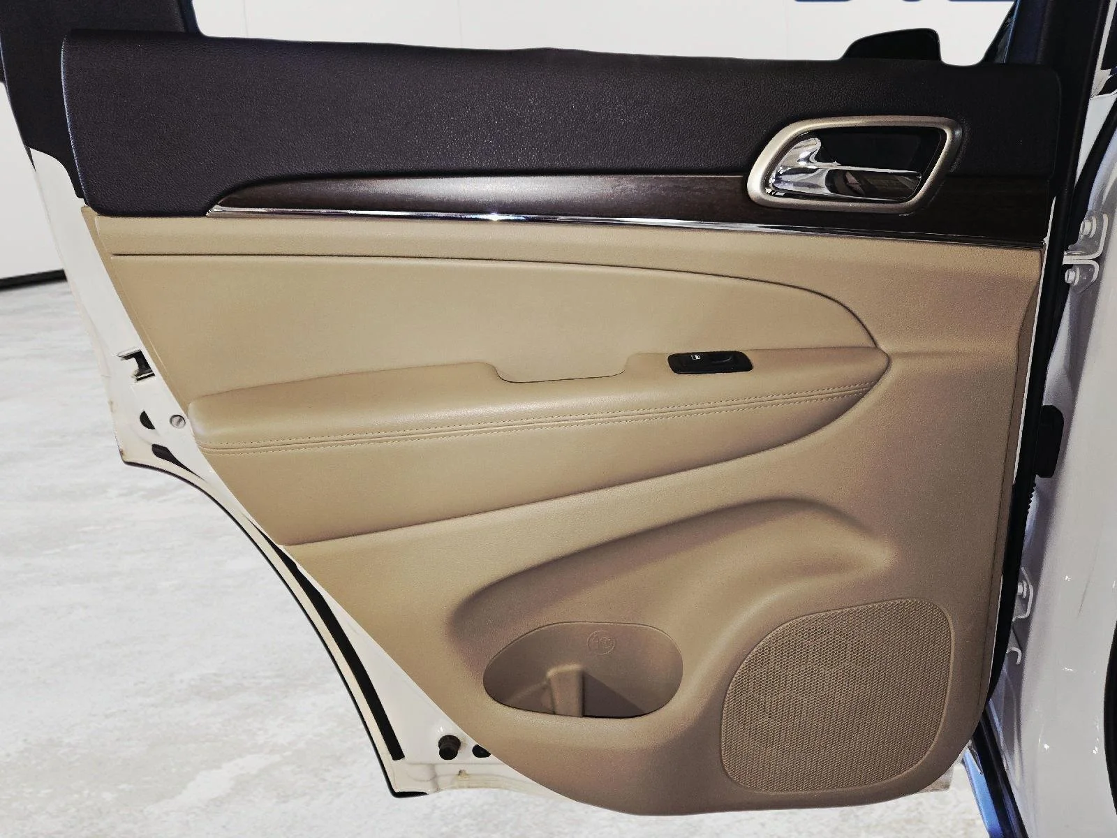 Used 2015 Bright White Clearcoat Jeep Limited image 44