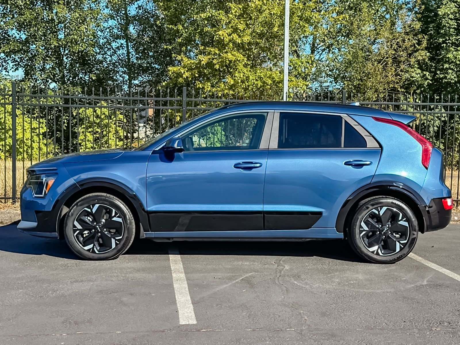 Used 2023 Blue Kia Wind image 6