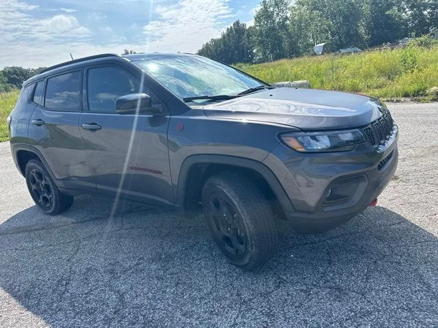Used 2024  Jeep Trailhawk image 2