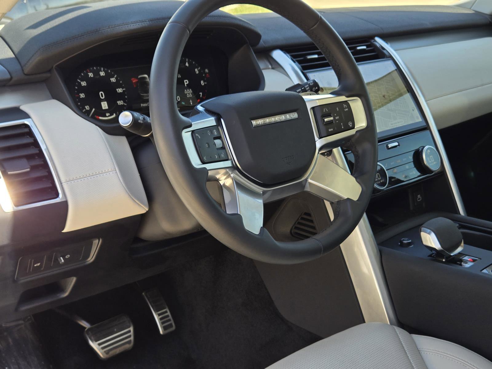 Used 2025 Fuji White Land Rover Dynamic SE image 30