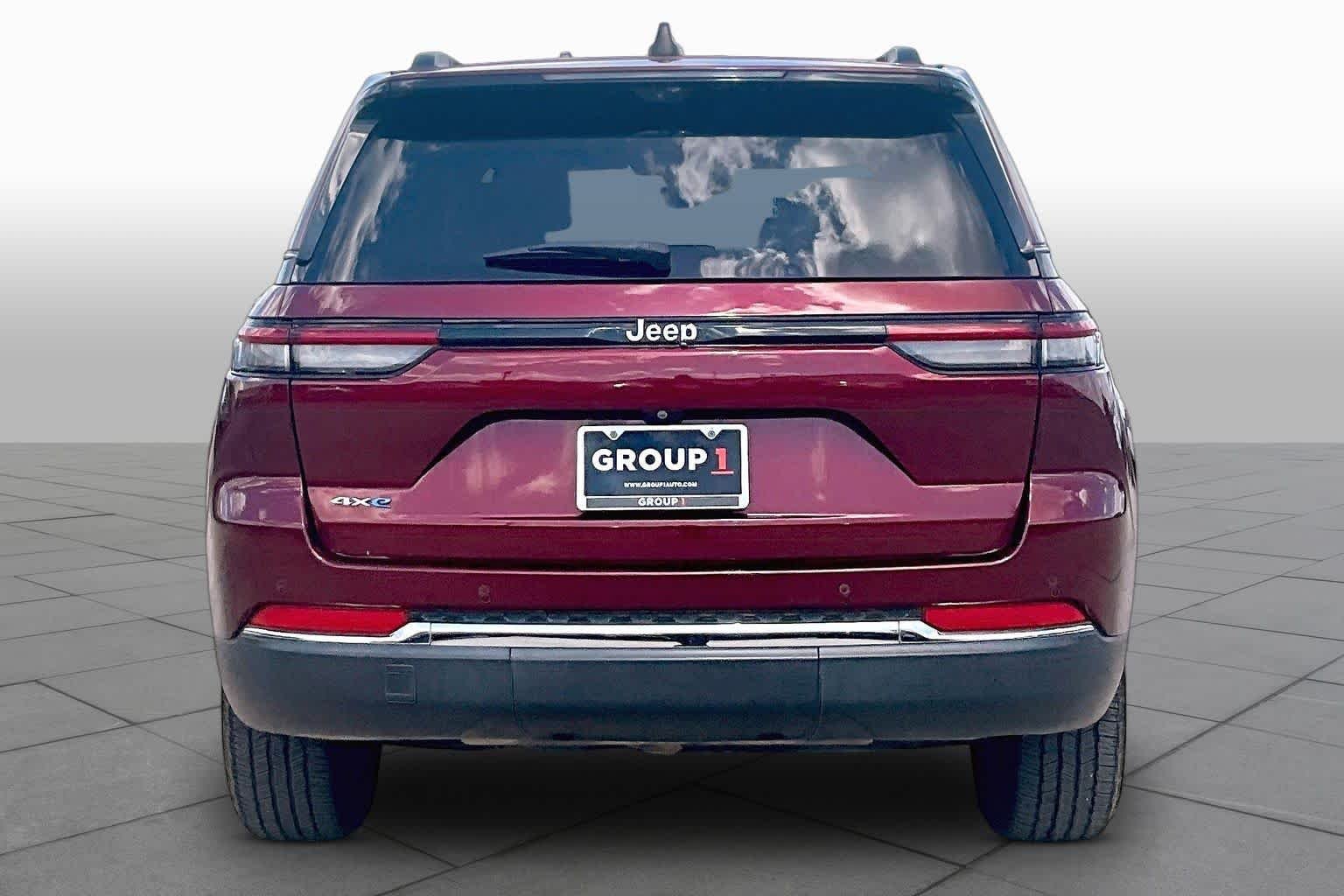 Used 2022 Velvet Red Pearlcoat Jeep  image 5