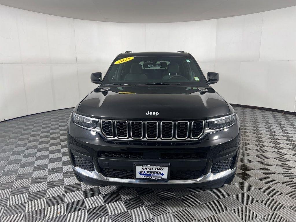 Used 2025 Diamond Black Crystal Pearlcoat Jeep Laredo image 3