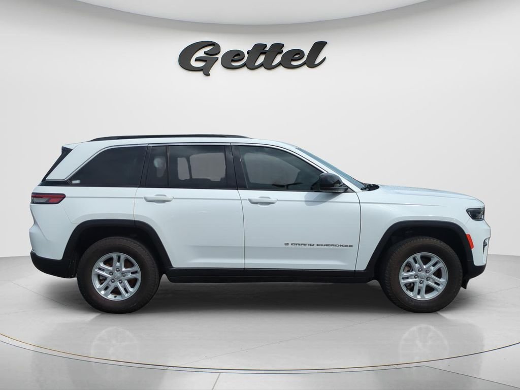 Used 2025 White Jeep Laredo image 4