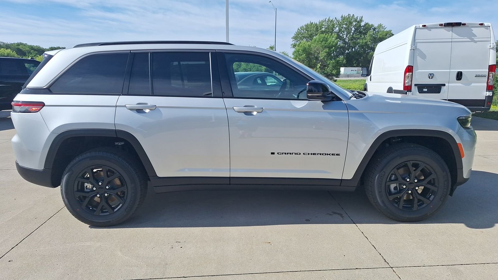 New 2026 Silver Zynith Exterior Paint Jeep Altitude image 3