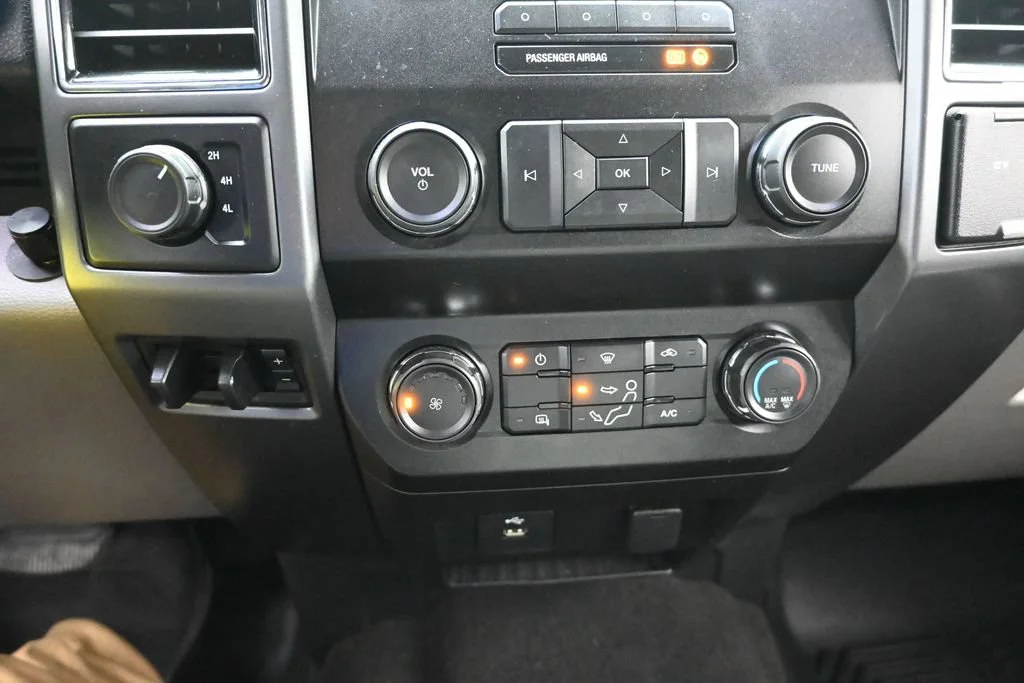 Used 2019 Oxford White Ford XLT image 31