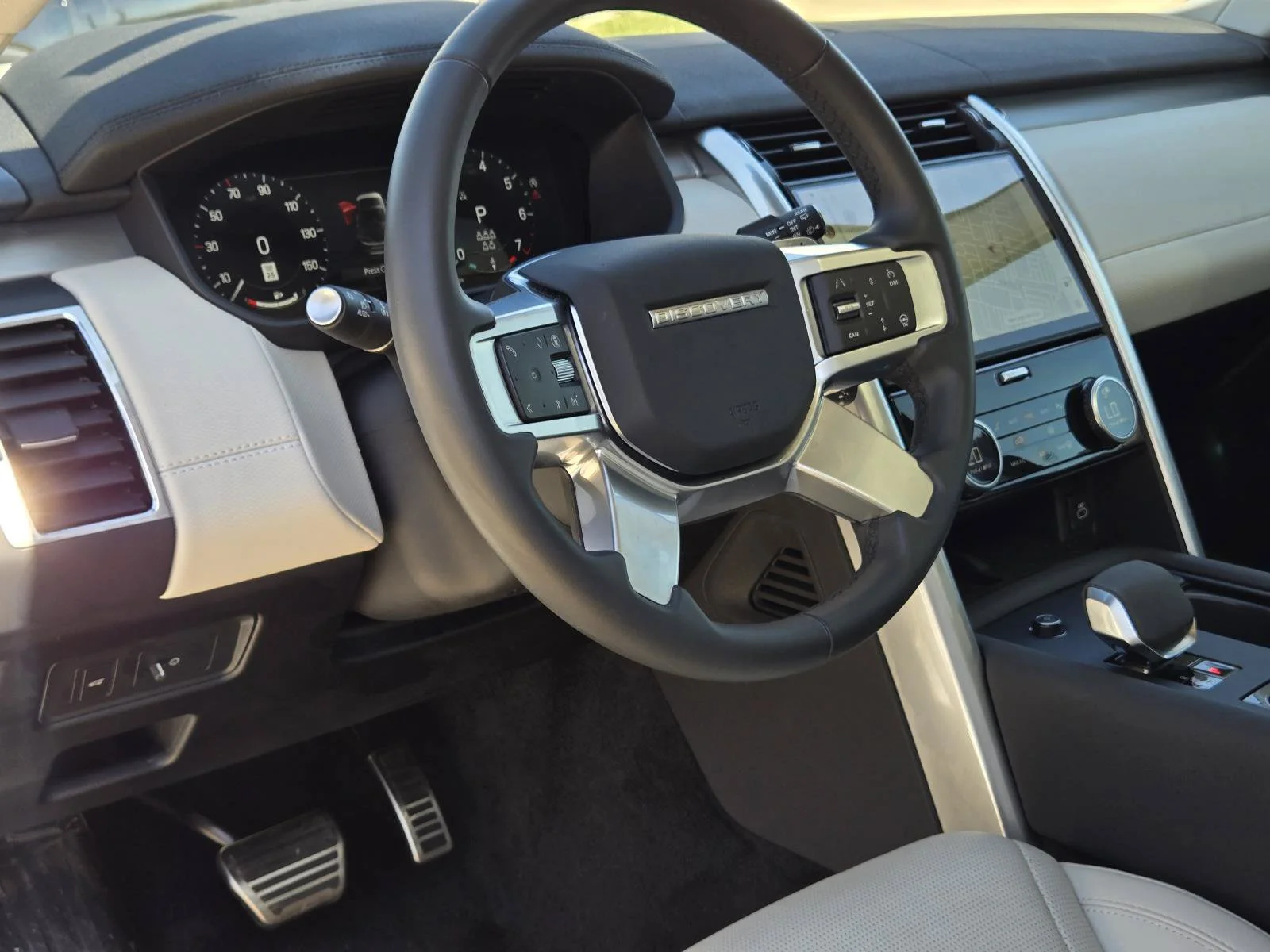 Used 2025 Fuji White Land Rover Dynamic SE image 30