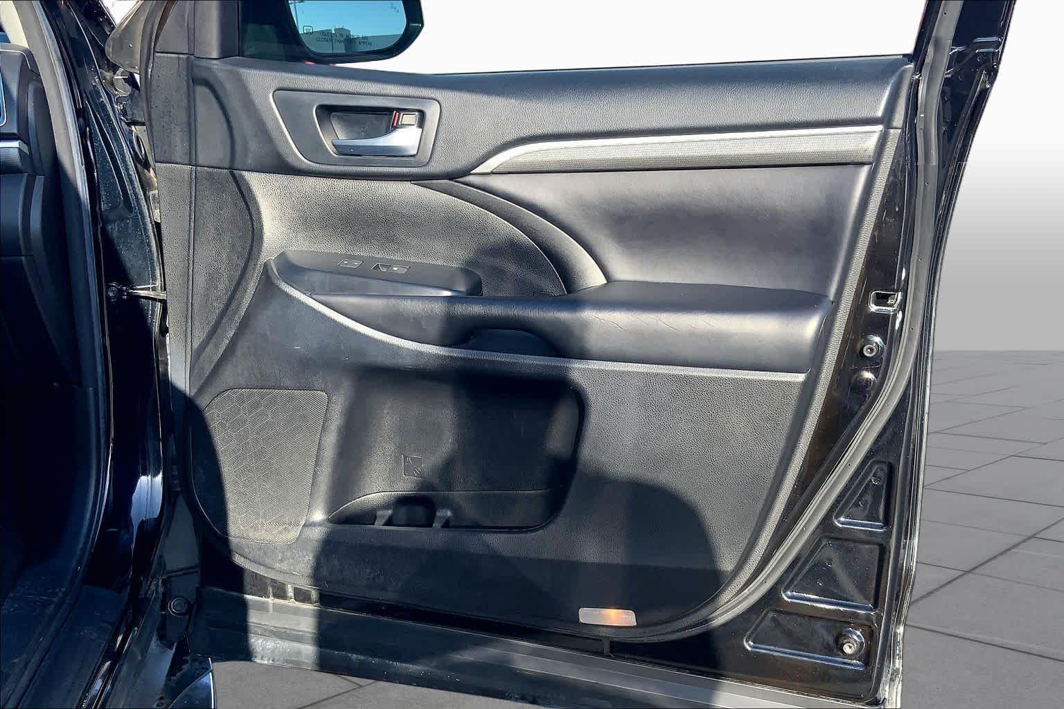 Used 2018 Midnight Black Metallic Toyota XLE image 23