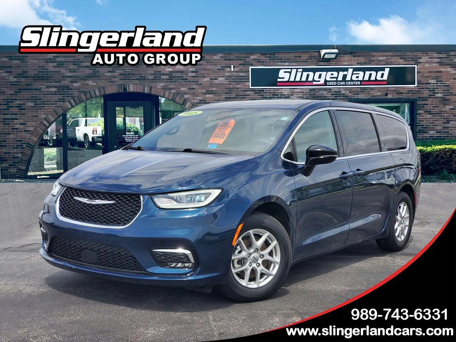 2025 Chrysler Pacifica Select's photo