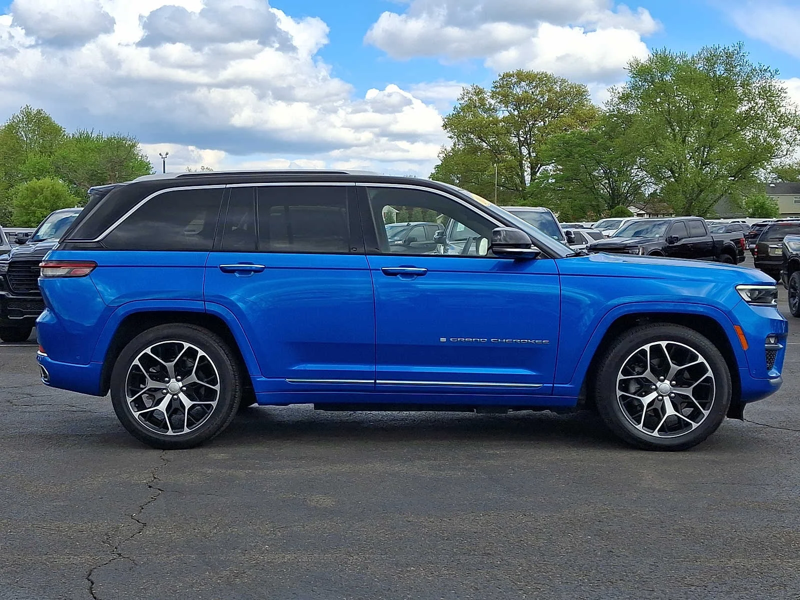 Used 2023 Hydro Blue Pearlcoat Jeep Summit Reserve image 7