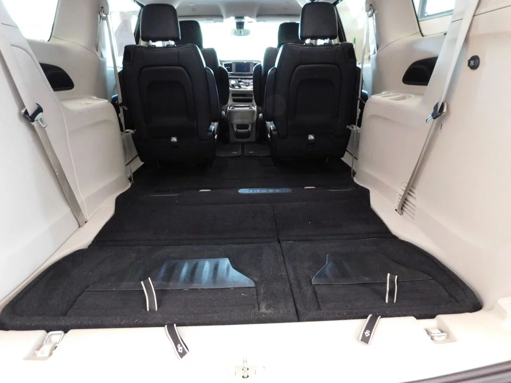 Used 2019 Velvet Red Pearlcoat Chrysler Touring L image 40