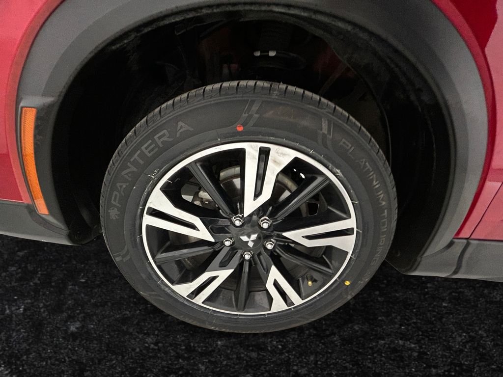 Used 2024 Silver Mitsubishi SE image 27