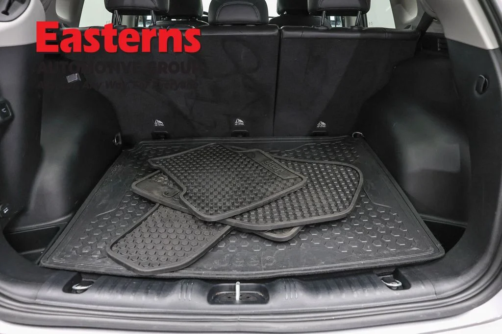 Used 2022 Silver Jeep Trailhawk image 9