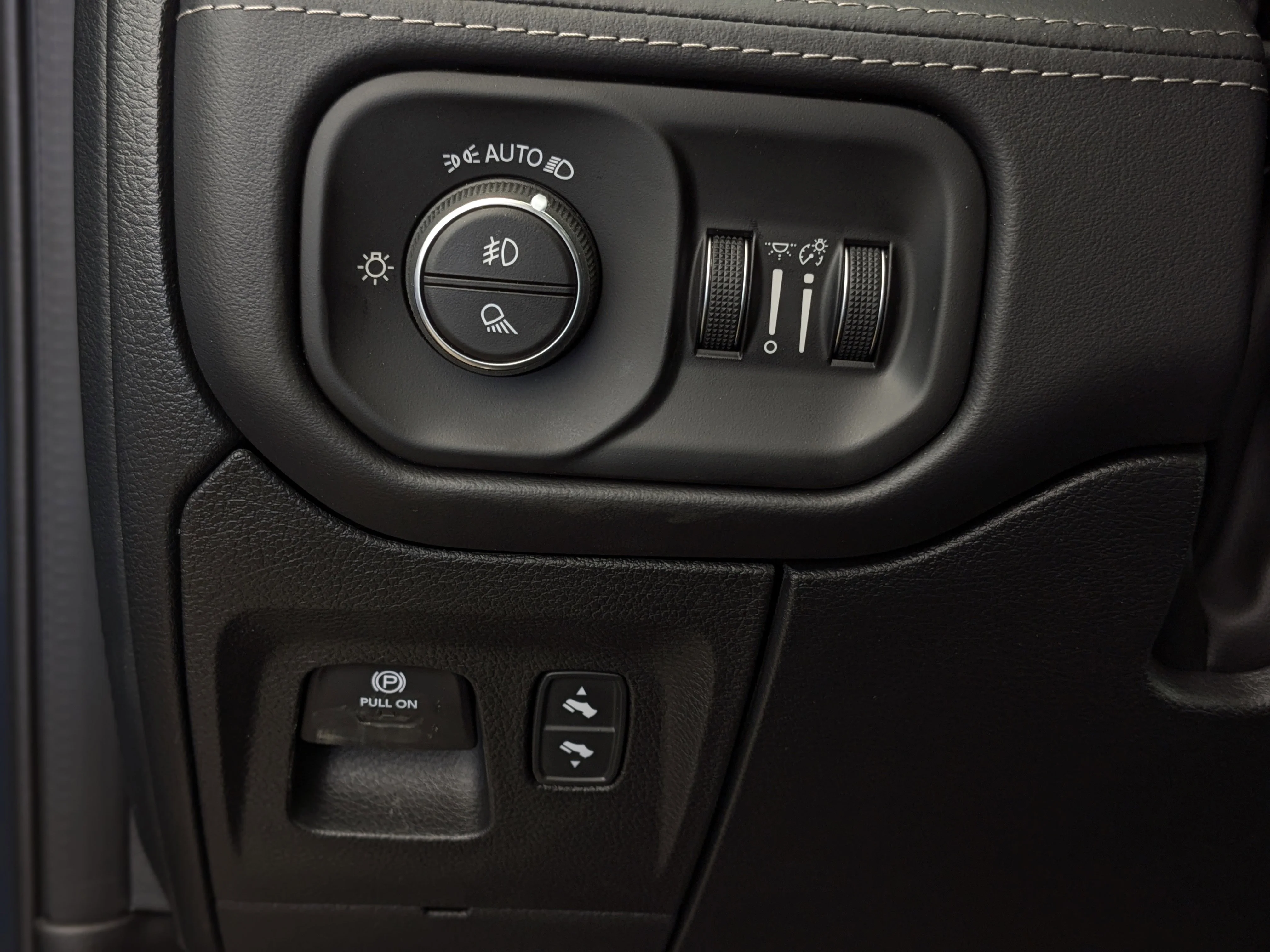 New 2026 Blue RAM RHO - - 3.0L Hurricane HO T-Turbo - RHO Level 1 Pkg w/ 14.4 Screen - Pano Sunroof & Massage Seats! image 19