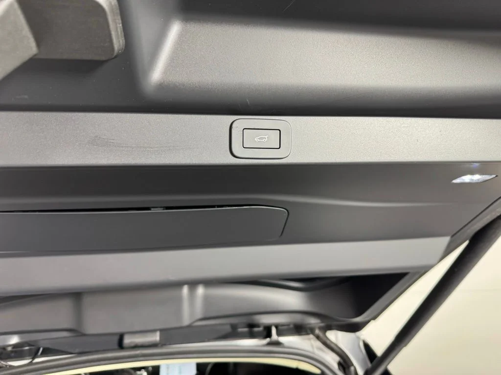 Used 2025 Hakuba Silver Metallic Land Rover SE image 29