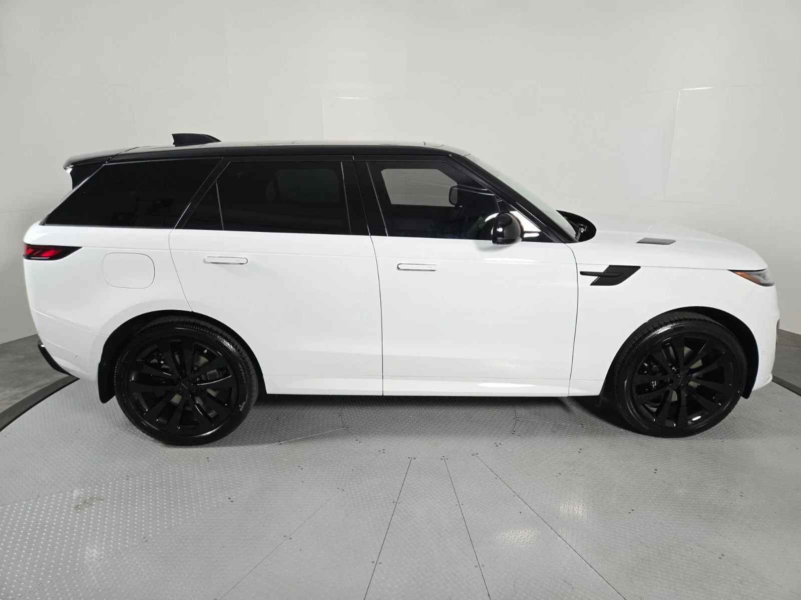 New 2026 Fuji White Land Rover Dynamic SE image 6