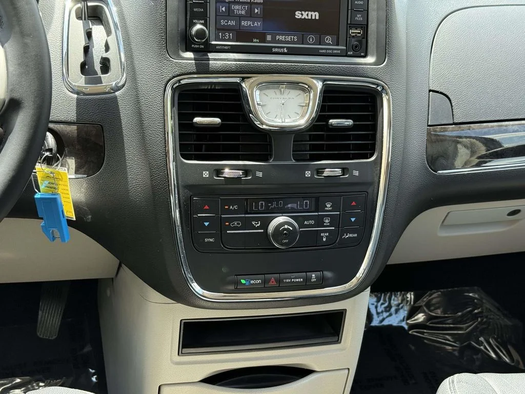 2015 Chrysler Town & Country Touring - Photo 21