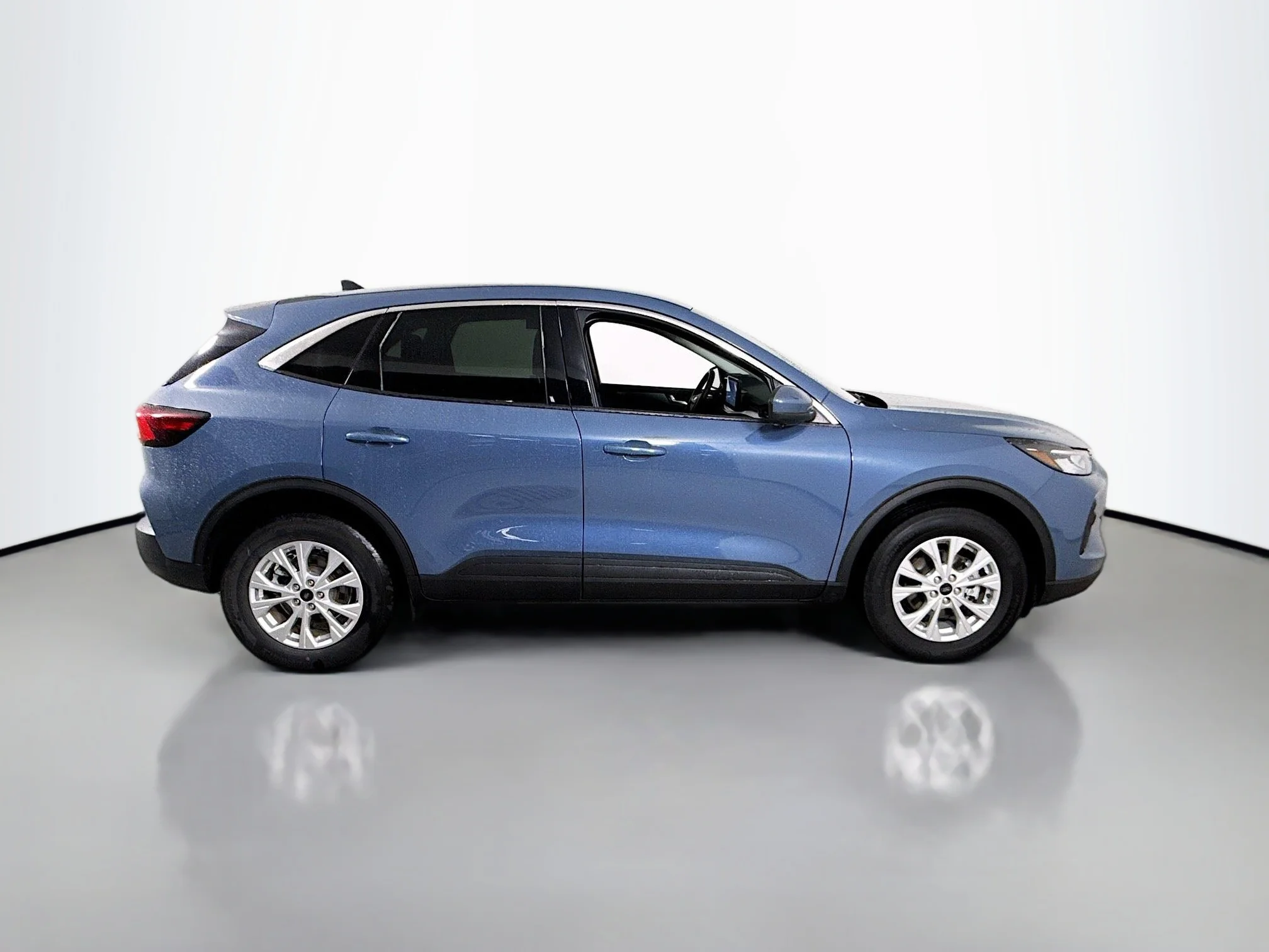 Used 2023 Vapor Blue Metallic Ford Active image 8