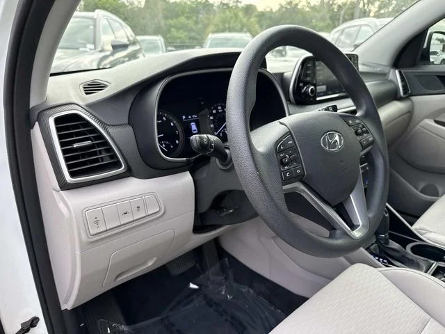 Used 2020 White Hyundai SE image 21
