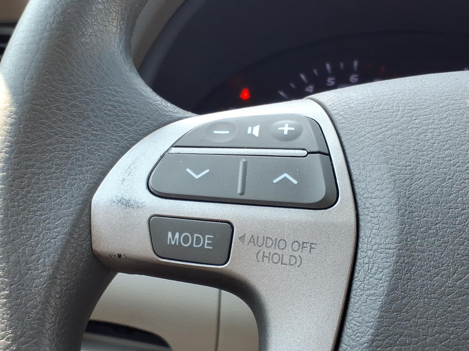 Used 2010  Toyota LE image 26
