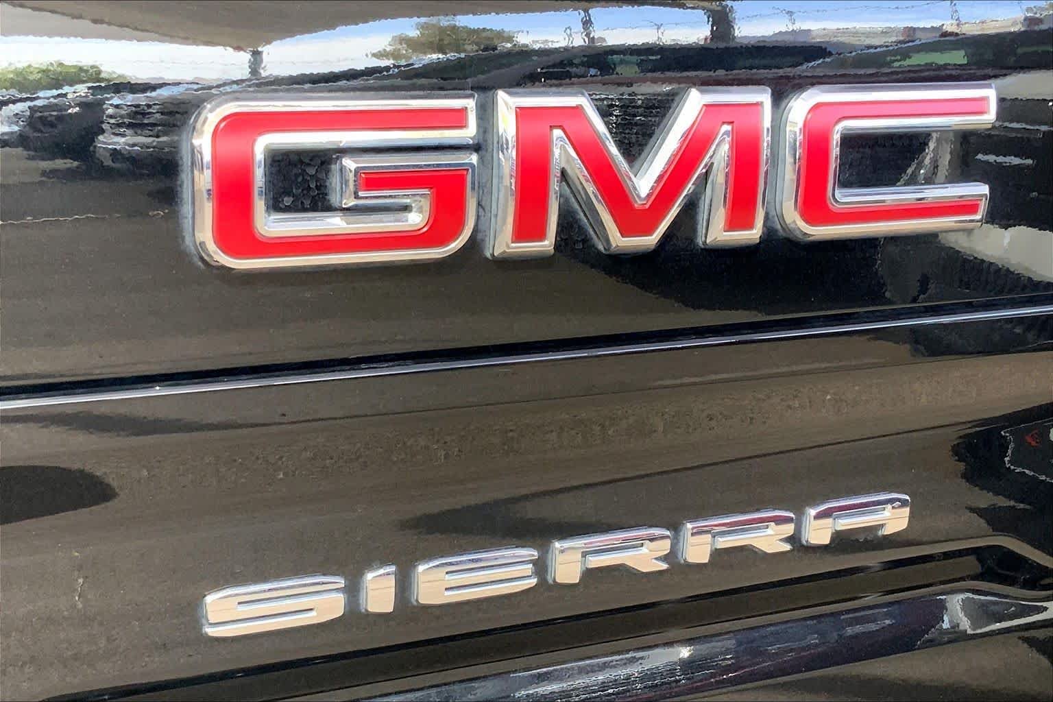 Used 2024 Onyx Black GMC Elevation image 31