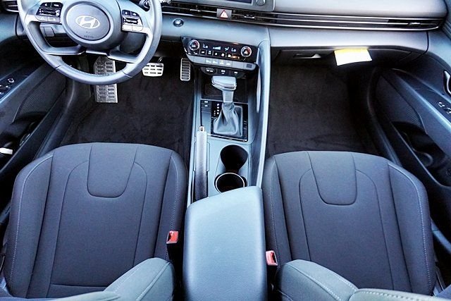 Used 2025 White Hyundai SEL Sport image 18