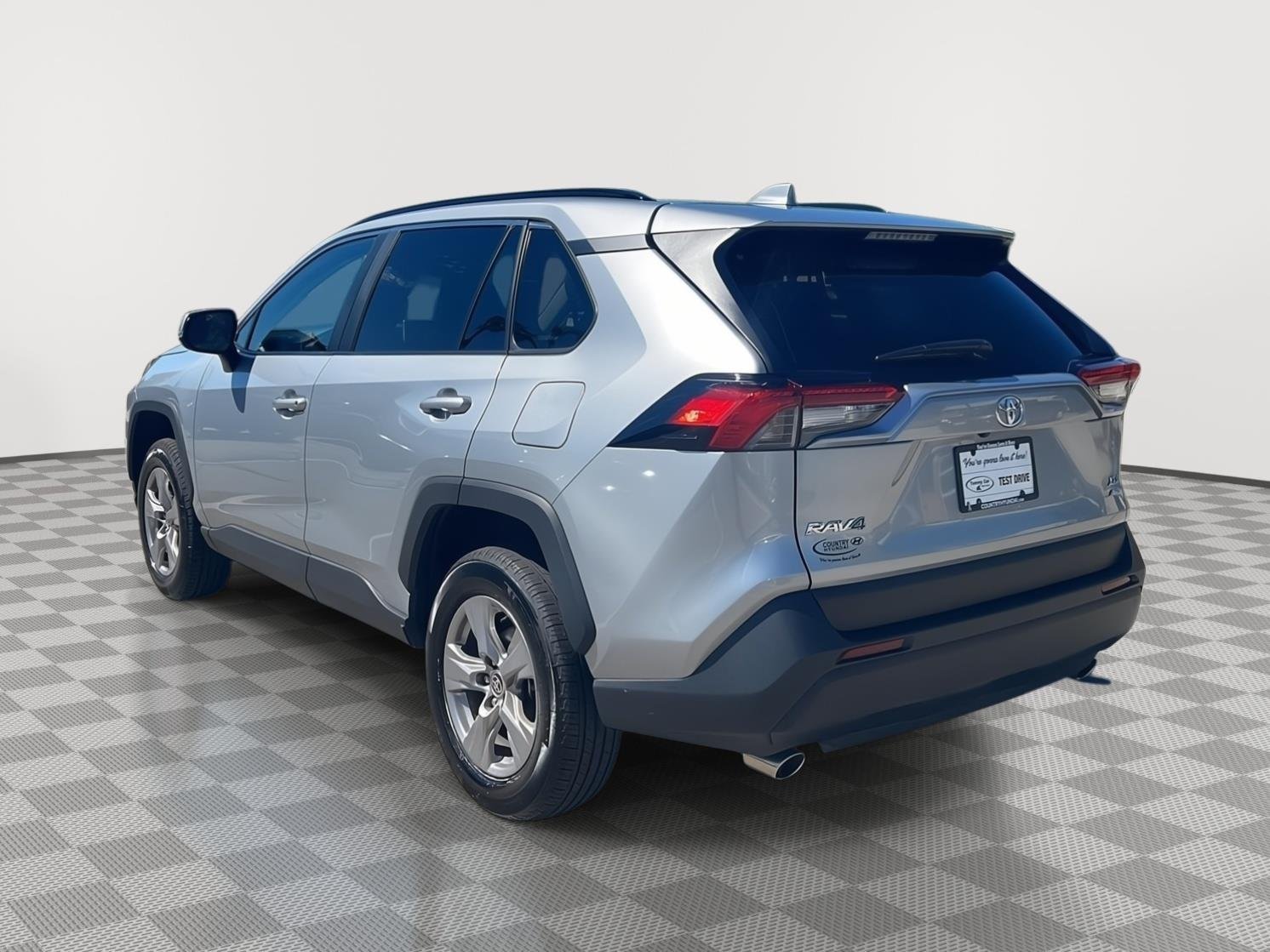 2025 Toyota RAV4 XLE - Photo 7