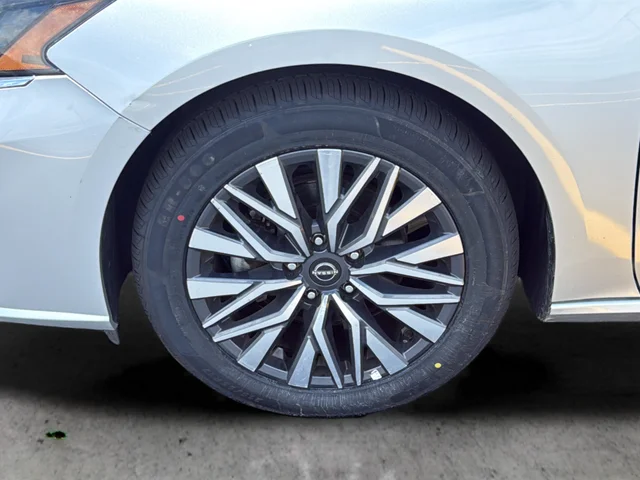 Used 2024 Silver Nissan 2.5 SV image 9