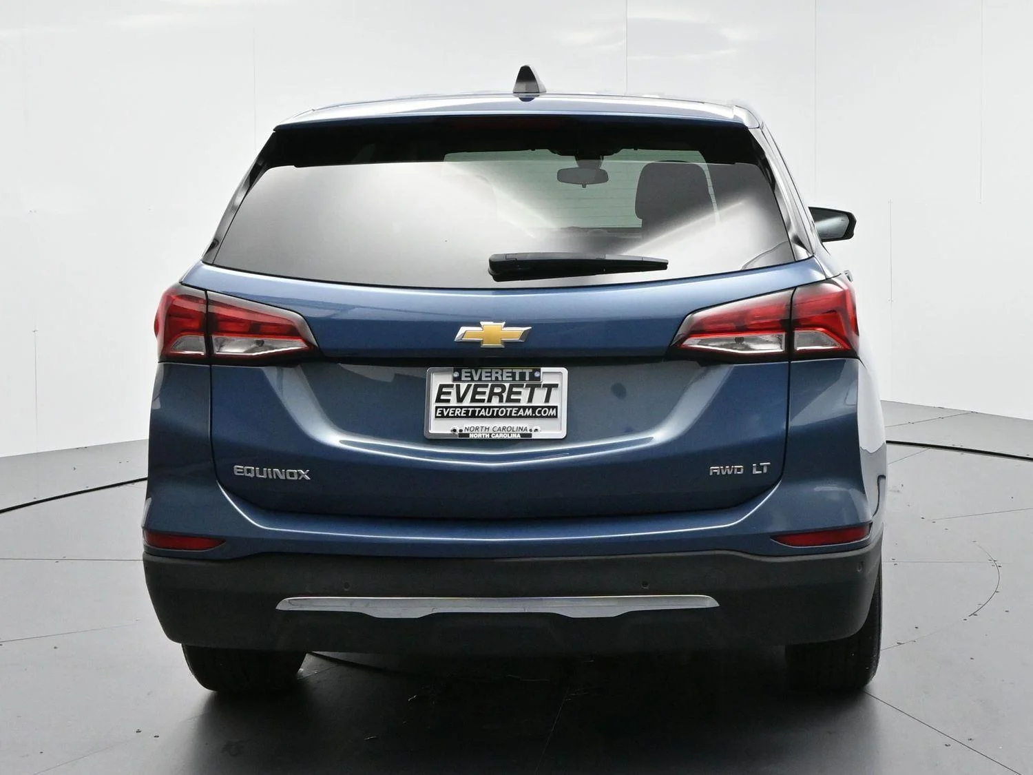 Used 2024 Lakeshore Blue Metallic Chevrolet LT image 6