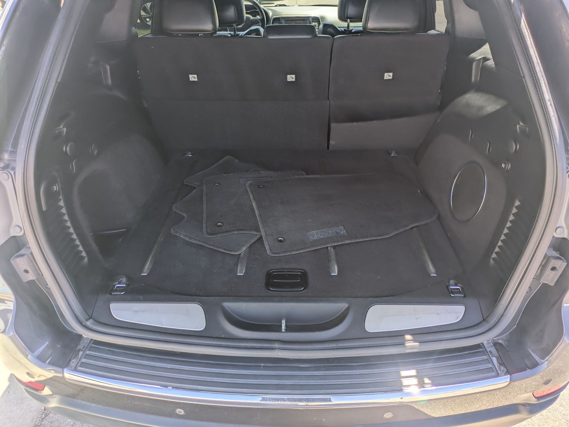 Used 2015 Granite Crystal Metallic Clearcoat Jeep Limited image 27
